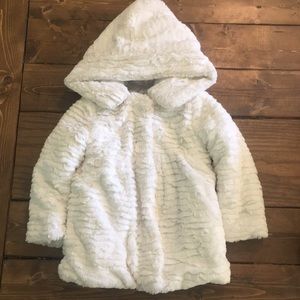 Girls White, fluffy coat
